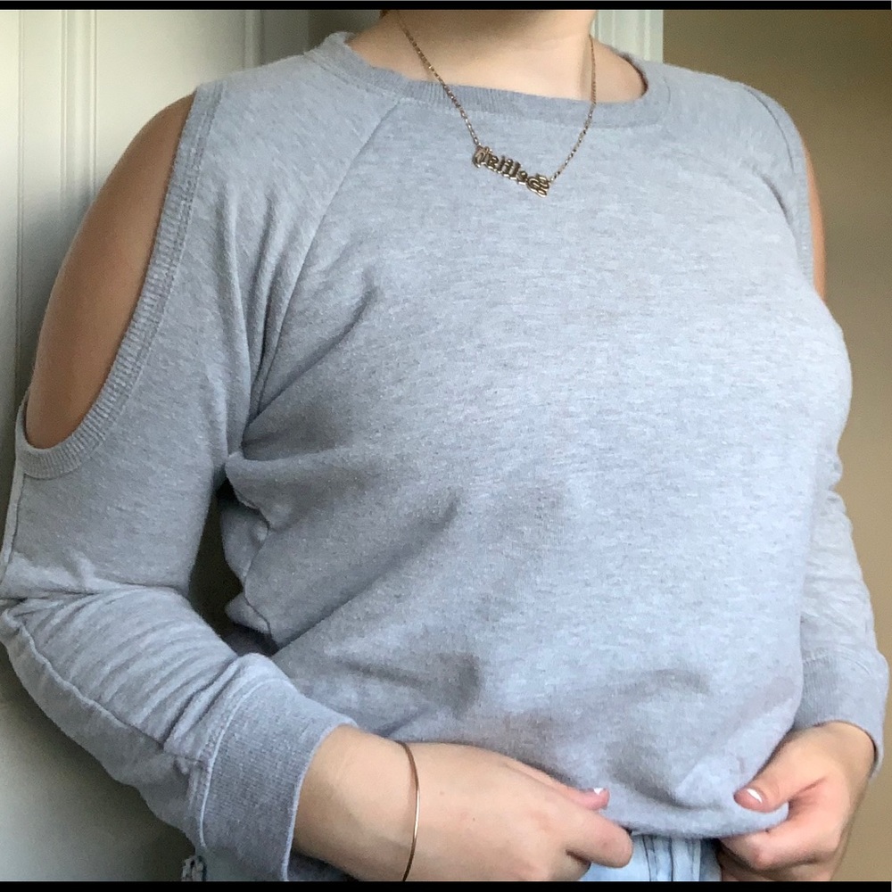 cut out shoulder crew neck